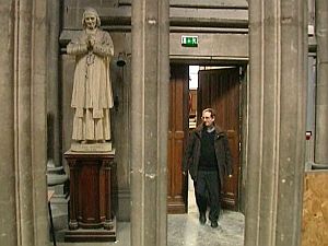 - Depuis 2 ans, l'abb&eacute; Feillet est l'un des rares &agrave; pouvoir p&eacute;n&eacute;trer dans la basilique.
- F3NPDC -